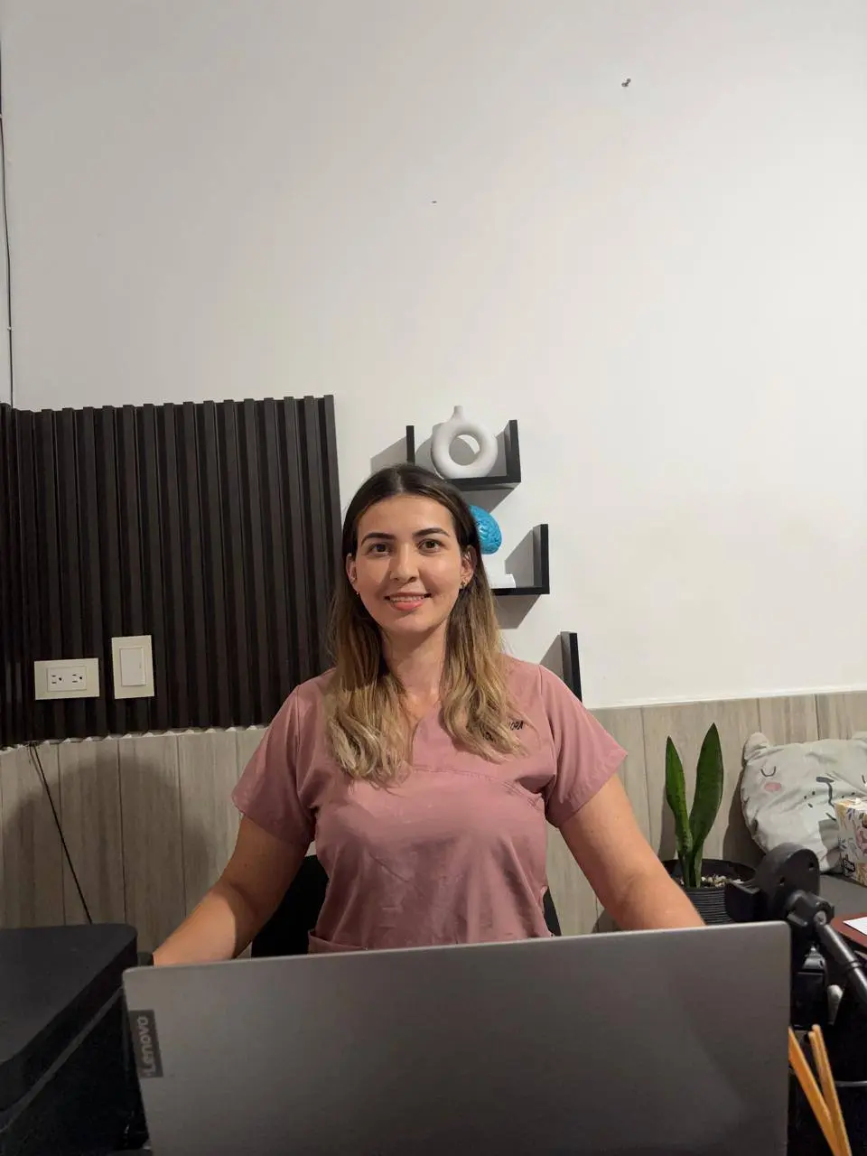 Katherine Otálora trabajando en su consultorio